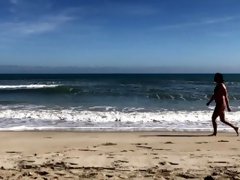 Corriendo desnudo por la playa a cámara lenta